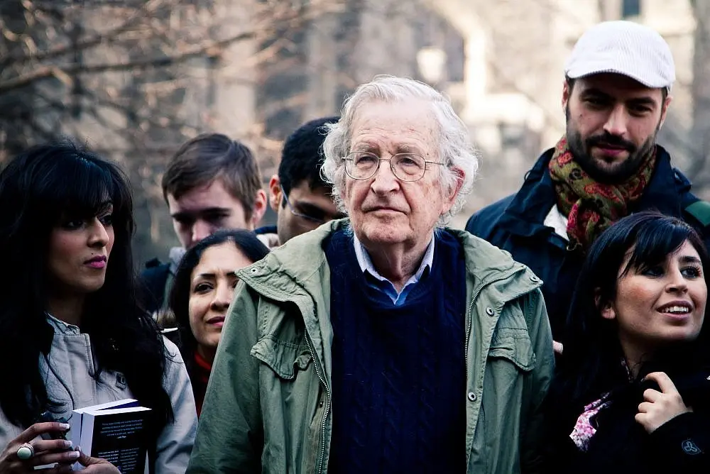Noam Chomsky: non sempre la coerenza la fa da padrona